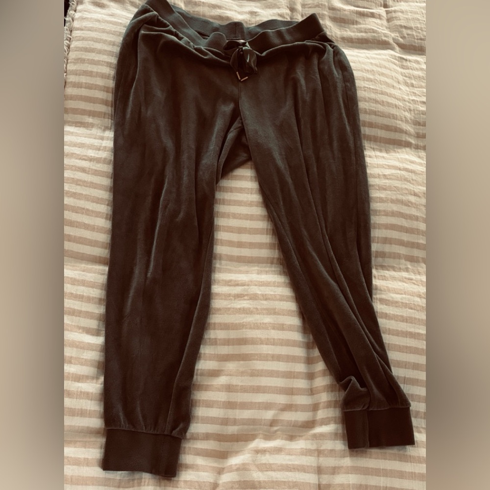 Juicy Couture HUNTER GREEN velour joggers.  Ultimate comfort. L
